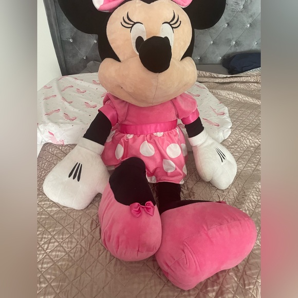 Minnie Mouse - Picture 2 of 5